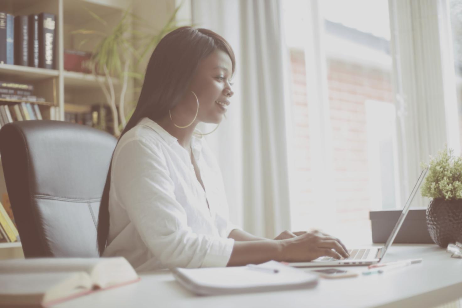 Vue d'ensemble d'une formation en finances personnelles avec supports pédagogiques variés