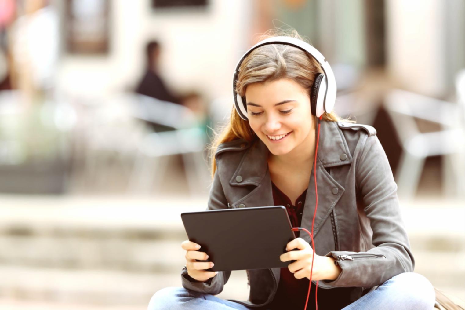 Participant travaillant sur son plan financier personnel avec documents et calculatrice